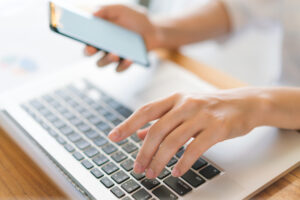 Business woman hand with Financial charts and mobile phone over ressources en ligne
